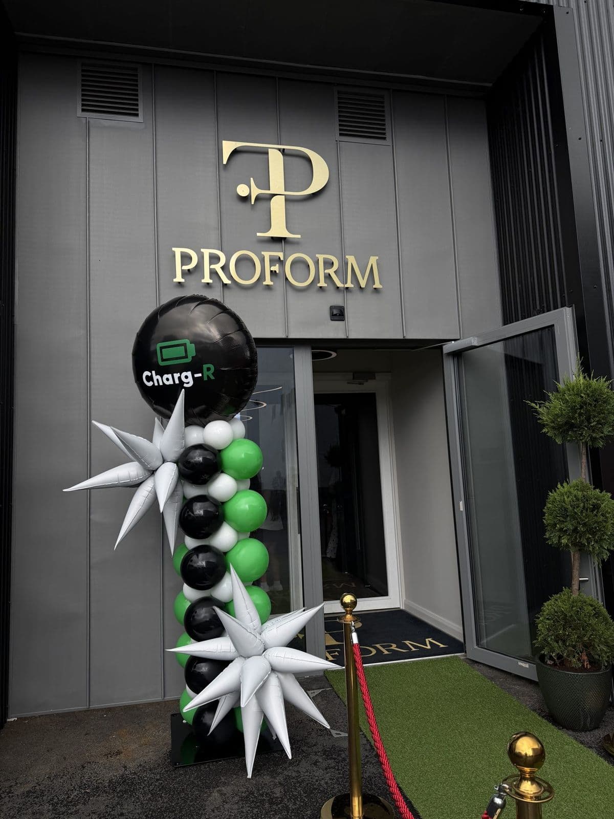Proform Golf entrance dressed with a balloon arch and red-rope entrance