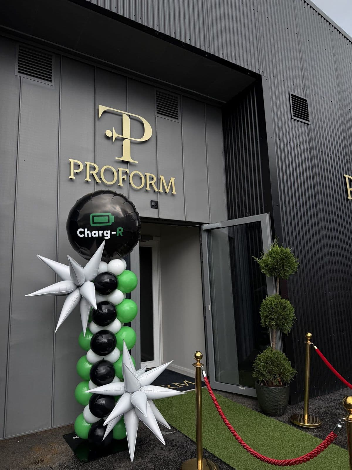 Balloon arch at the front door